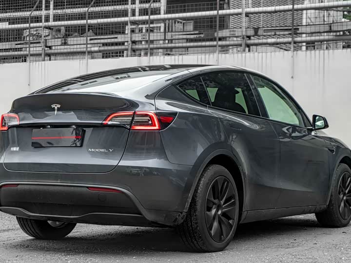 Zdjęcie 3 - Tesla Model Y