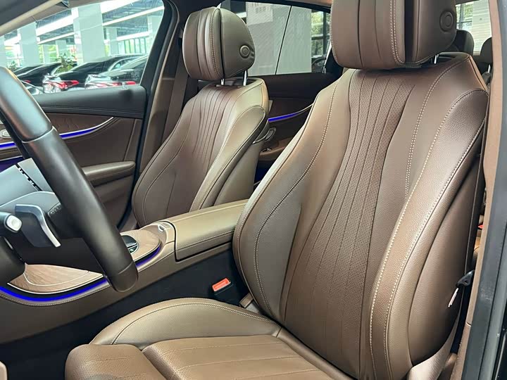 Фото 9 - Mercedes-Benz E-Class