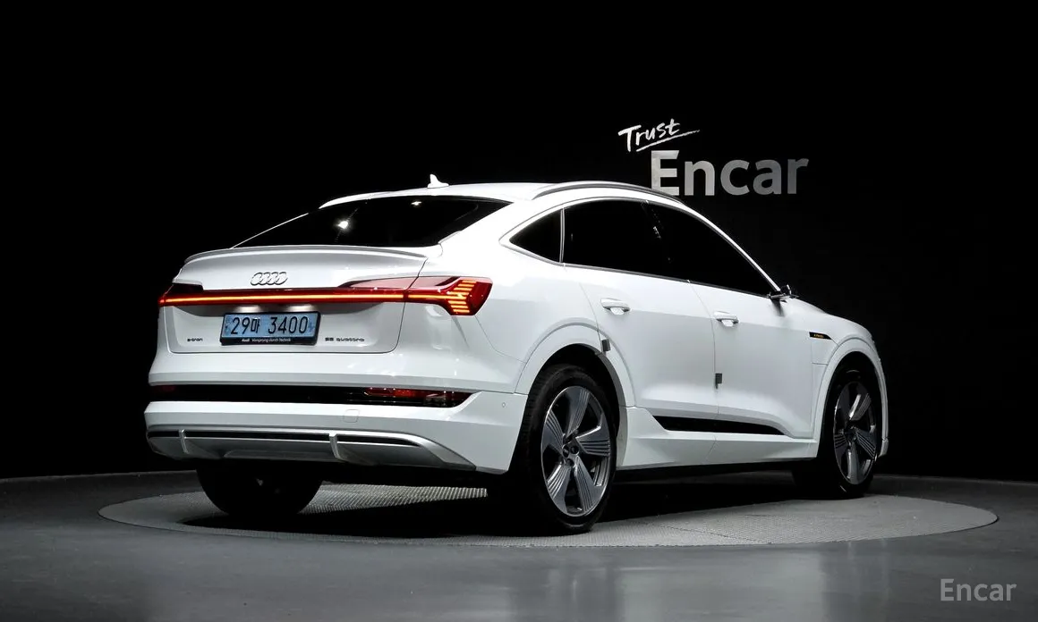 Фото 2 - Audi e-tron