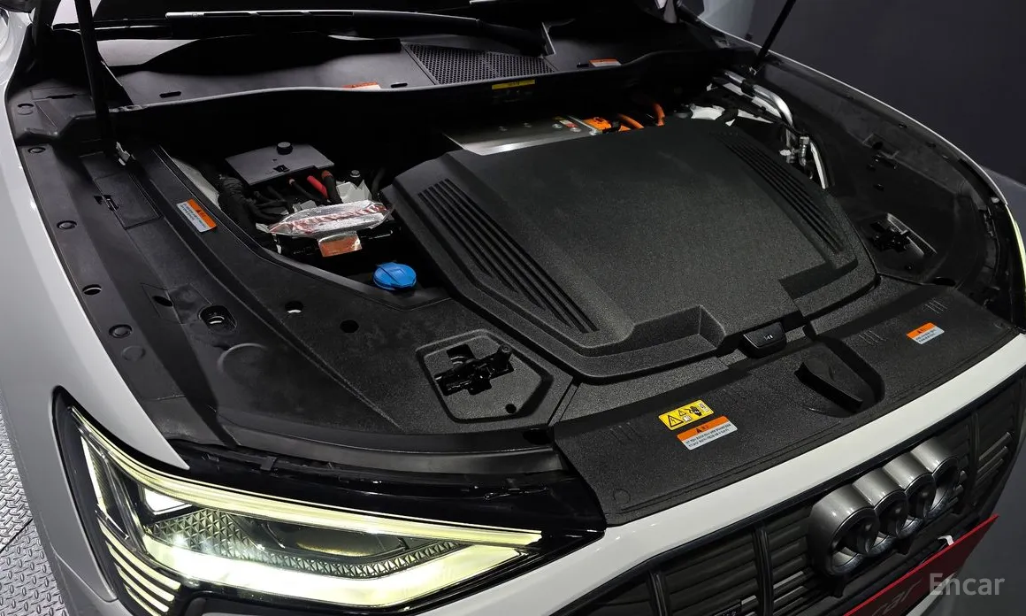 Фото 6 - Audi e-tron