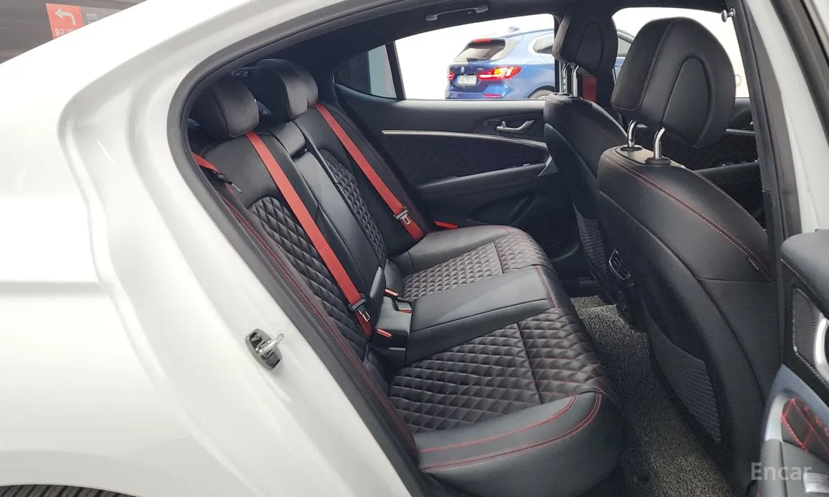 Photo 12 - Genesis G70