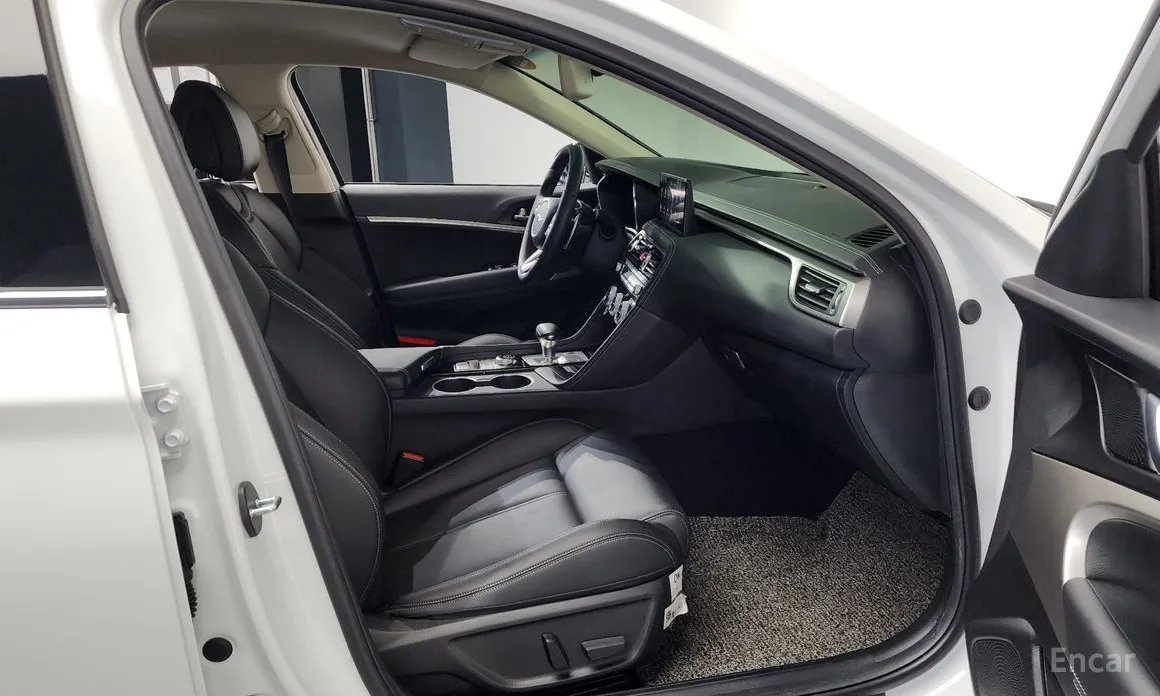 Photo 11 - Genesis G70