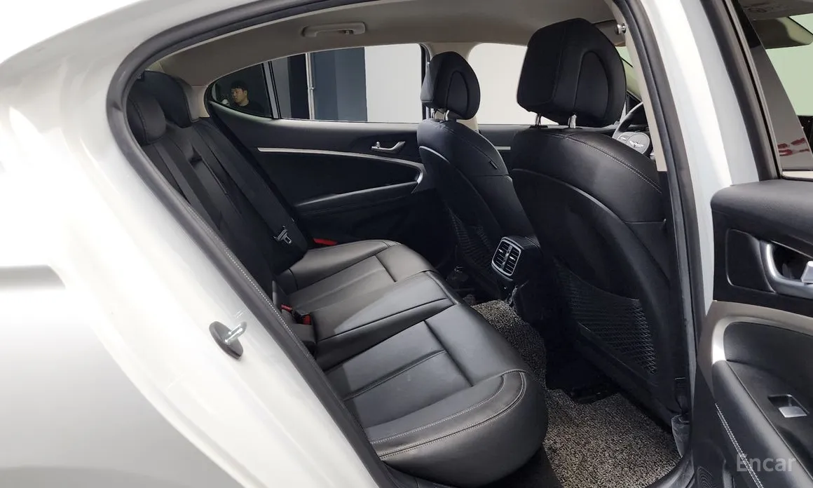 Photo 12 - Genesis G70