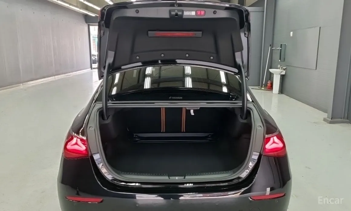 Mercedes-Benz E-Class 2024 E300 4MATIC Exclusive