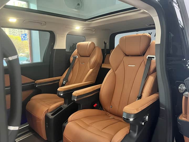 Фото 8 - Hongqi HS7 Hybrid
