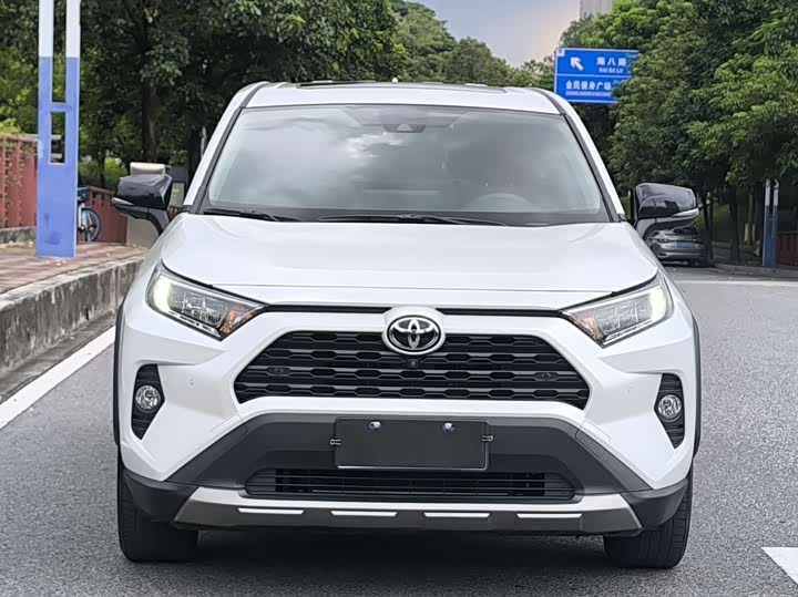 Photo 2 - Toyota RAV4