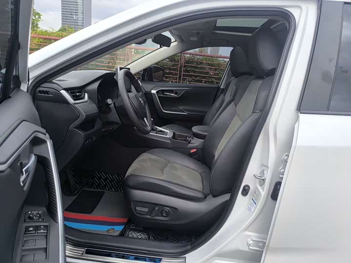 Photo 7 - Toyota RAV4