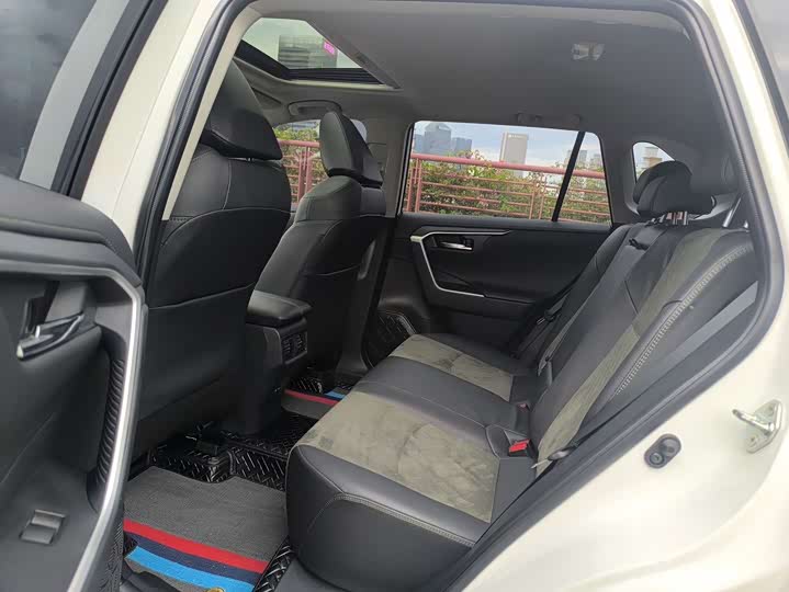 Photo 8 - Toyota RAV4