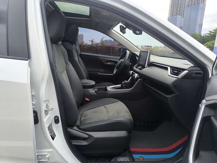 Photo 9 - Toyota RAV4