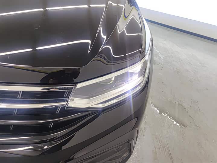 Volkswagen Tiguan L Pro 2025 2025款 出众款 300TSI 自动两驱龙腾版