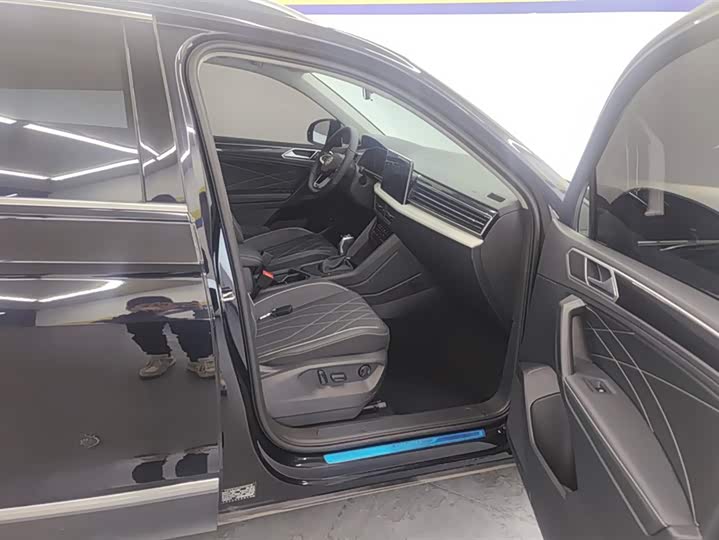 Volkswagen Tiguan L Pro 2025 2025款 出众款 300TSI 自动两驱龙腾版