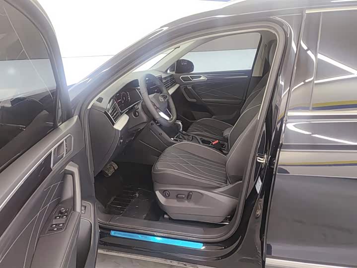 Volkswagen Tiguan L Pro 2025 2025款 出众款 300TSI 自动两驱龙腾版