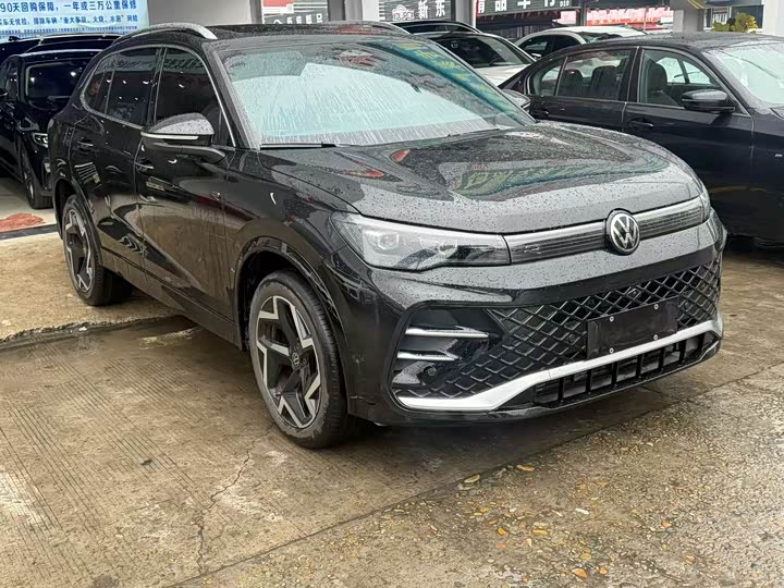 Фото 1 - Volkswagen Tiguan L Pro