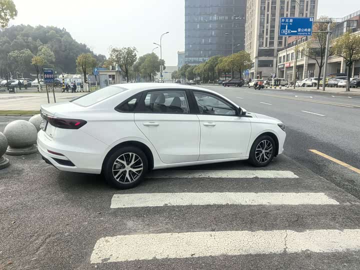 Фото 4 - Geely Emgrand