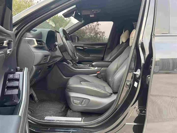 Photo 2 - Toyota Crown Kluger