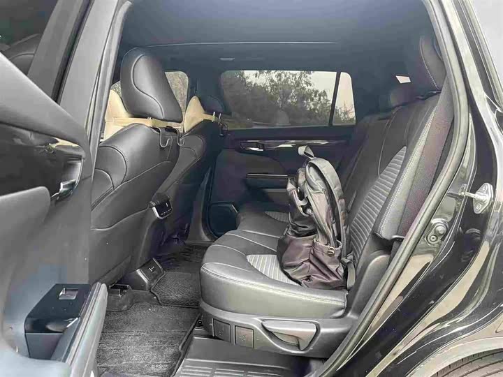 Photo 5 - Toyota Crown Kluger