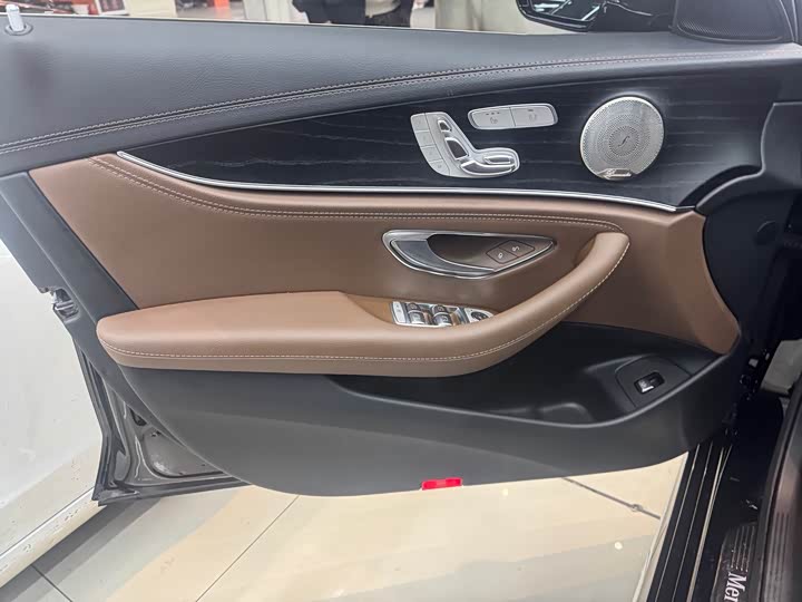 Фото 7 - Mercedes-Benz E-Class