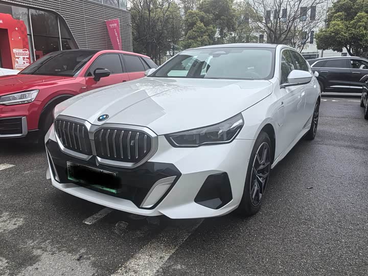 Photo 1 - BMW i5
