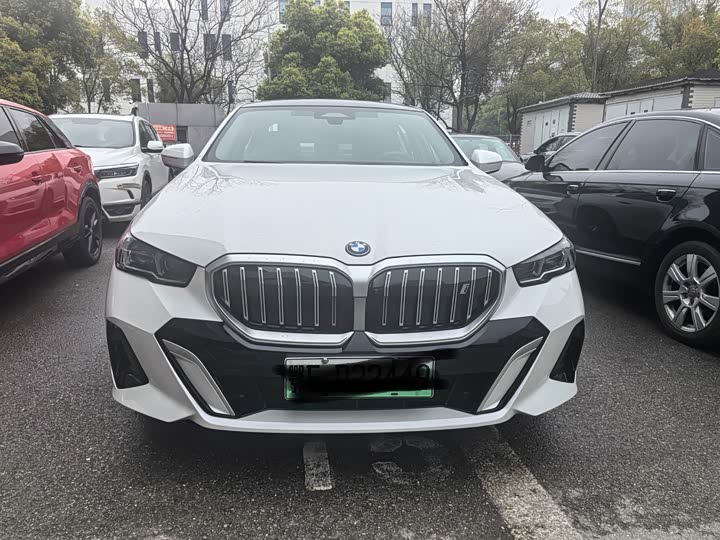 Photo 2 - BMW i5