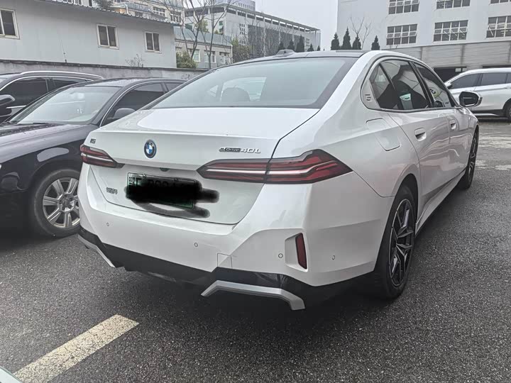 Photo 3 - BMW i5