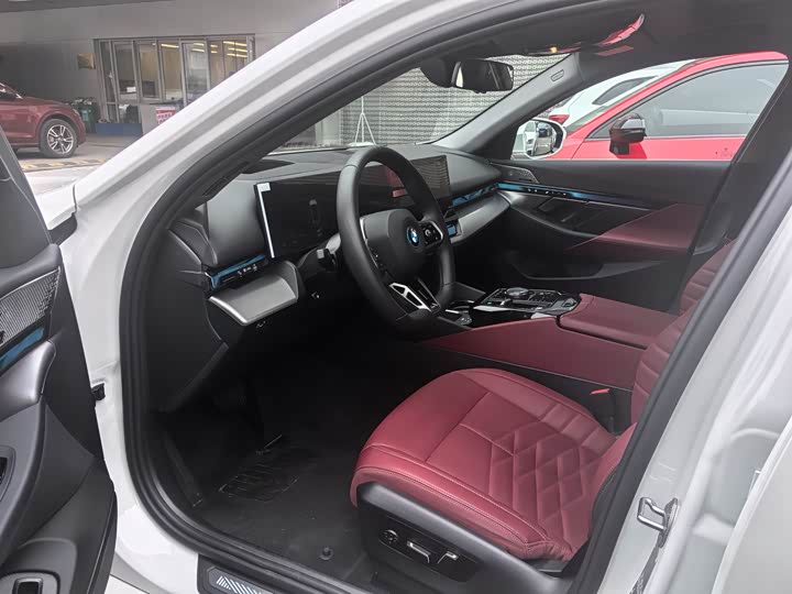 Photo 4 - BMW i5