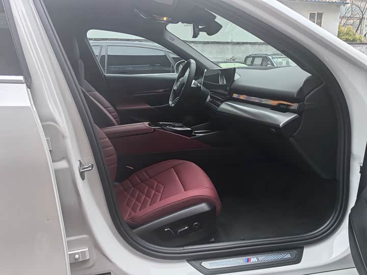 Photo 6 - BMW i5