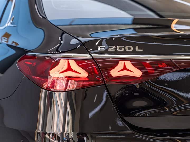 صورة 7 - Mercedes-Benz E-Class