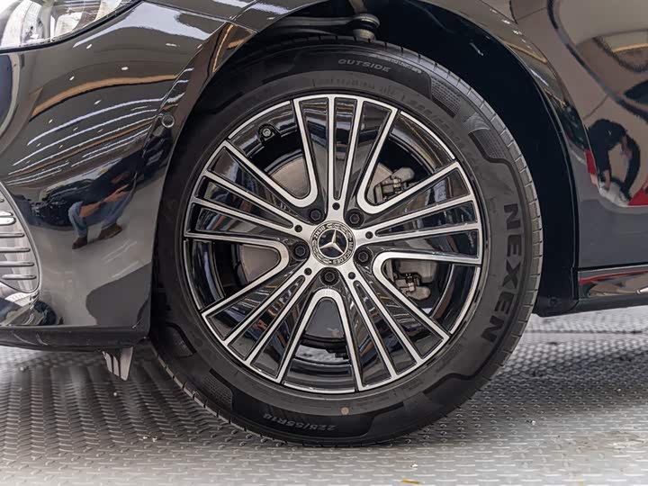 صورة 8 - Mercedes-Benz E-Class