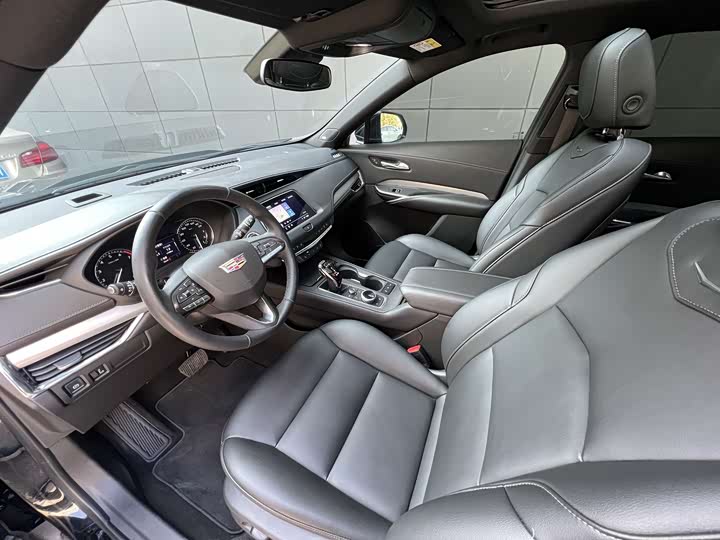 Фото 8 - Cadillac XT4