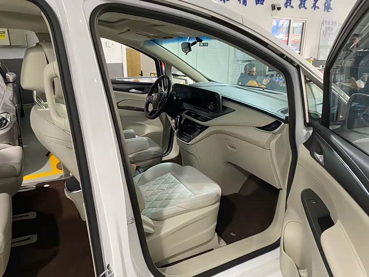Photo 7 - Buick GL8 ES