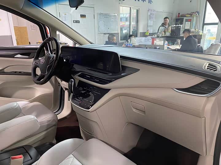 Photo 8 - Buick GL8 ES