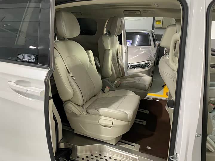 Photo 9 - Buick GL8 ES