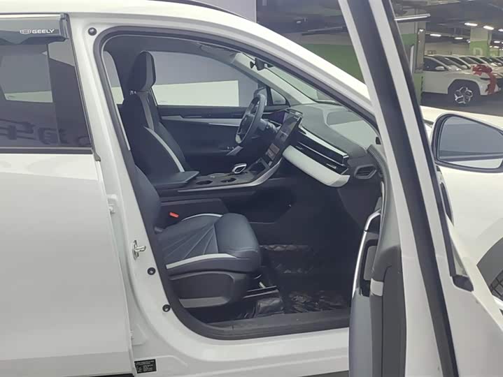 Zdjęcie 7 - Geely Atlas L