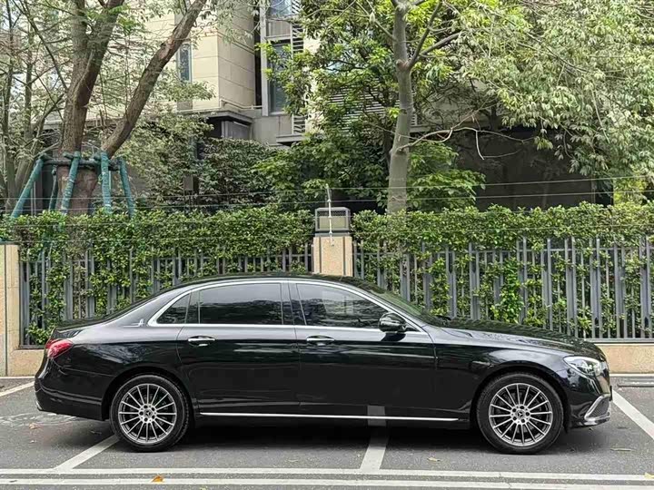 صورة 2 - Mercedes-Benz E-Class