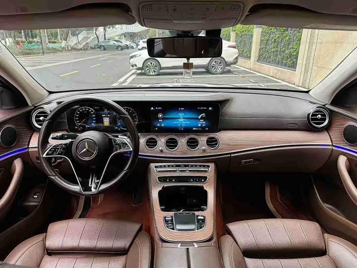 صورة 8 - Mercedes-Benz E-Class