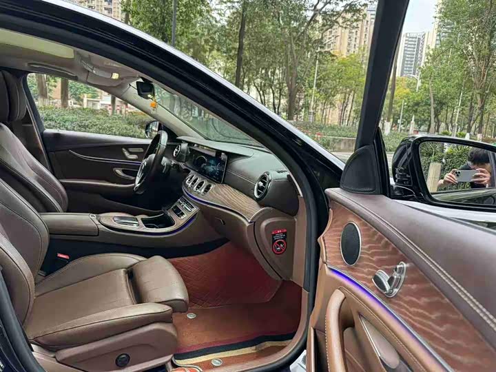 صورة 9 - Mercedes-Benz E-Class