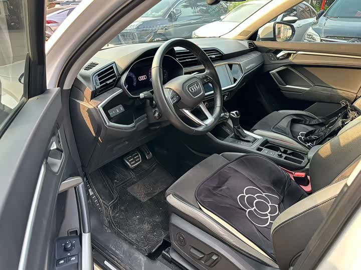 Photo 2 - Audi Q3