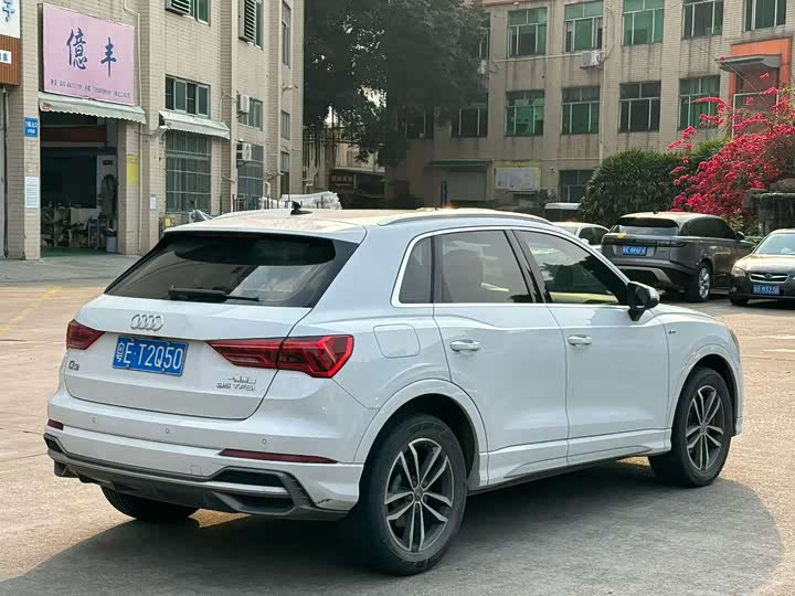 Photo 8 - Audi Q3