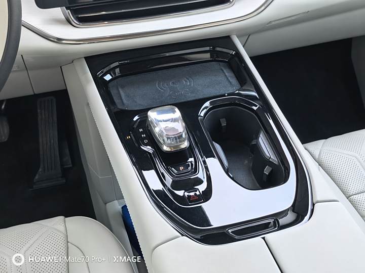 Фото 10 - Volvo EM90