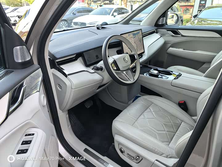 Фото 12 - Volvo EM90