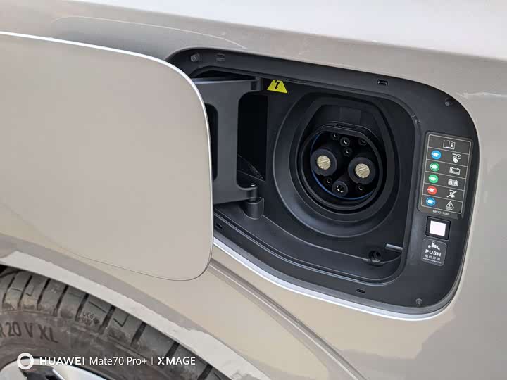 Фото 20 - Volvo EM90