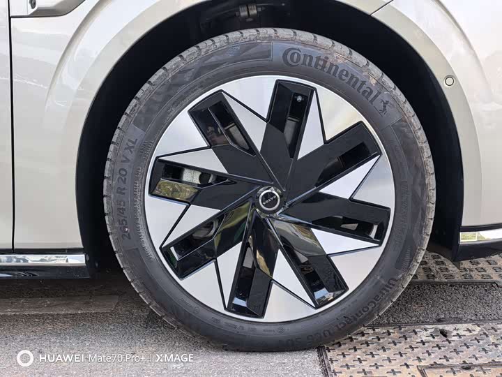 Фото 24 - Volvo EM90