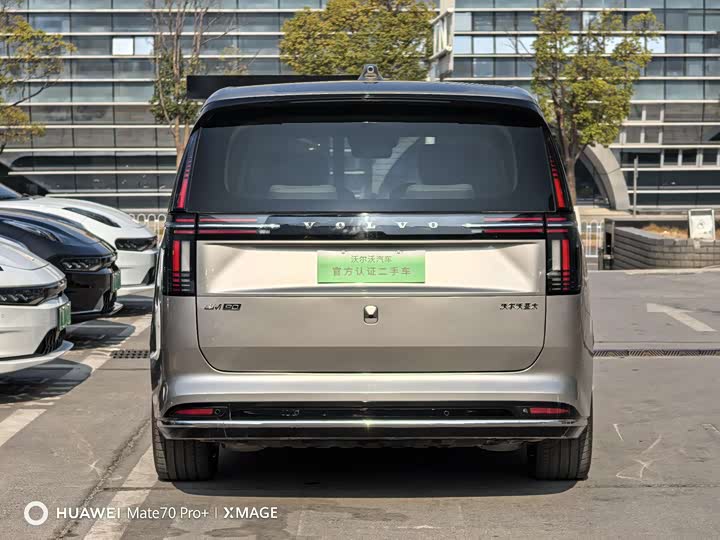 Фото 5 - Volvo EM90