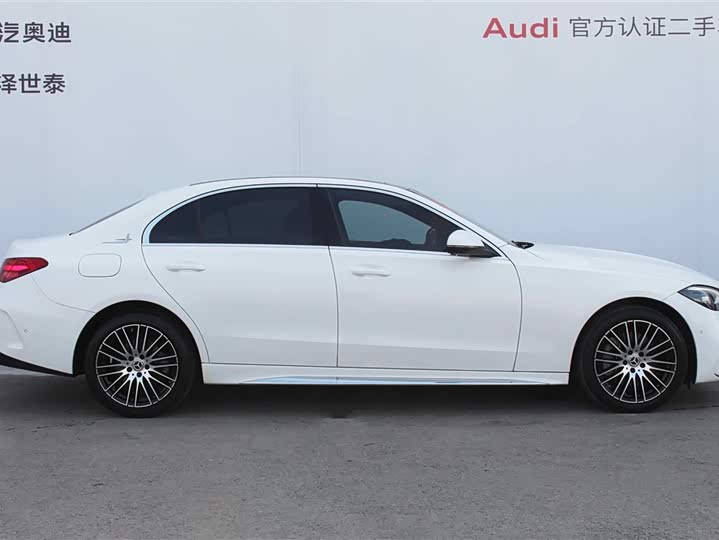 صورة 2 - Mercedes-Benz C-Class