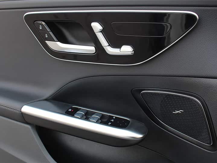 صورة 7 - Mercedes-Benz C-Class