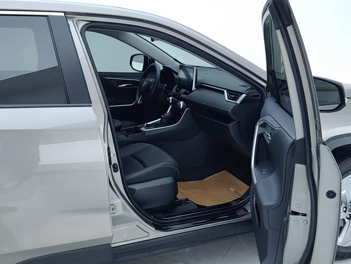 Фото 8 - Toyota RAV4