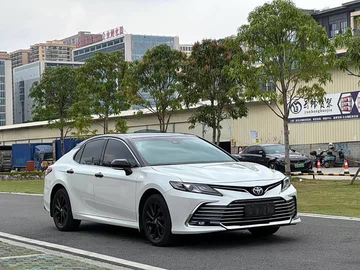 Фото 3 - Toyota Camry