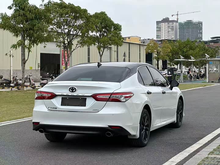 Фото 6 - Toyota Camry