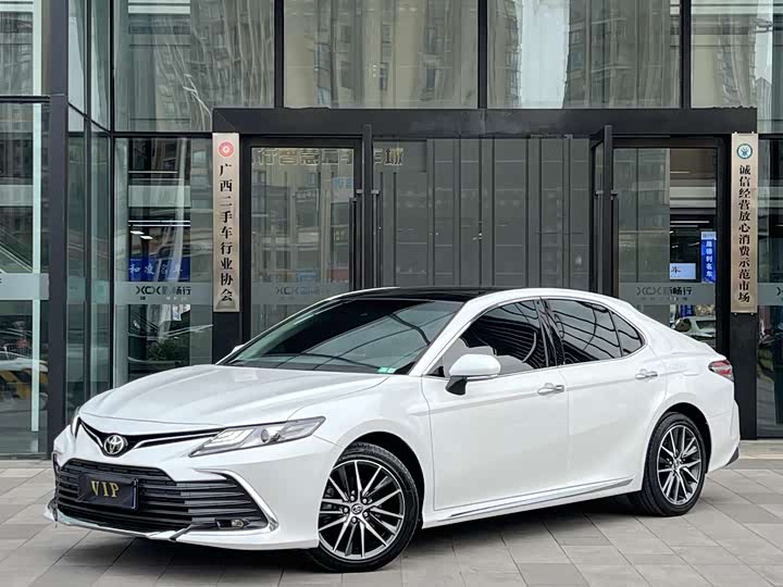 Фото 1 - Toyota Camry