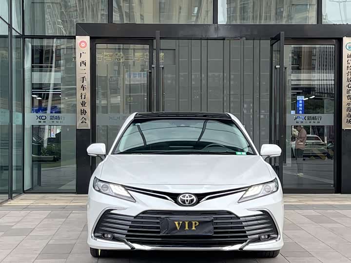Фото 2 - Toyota Camry